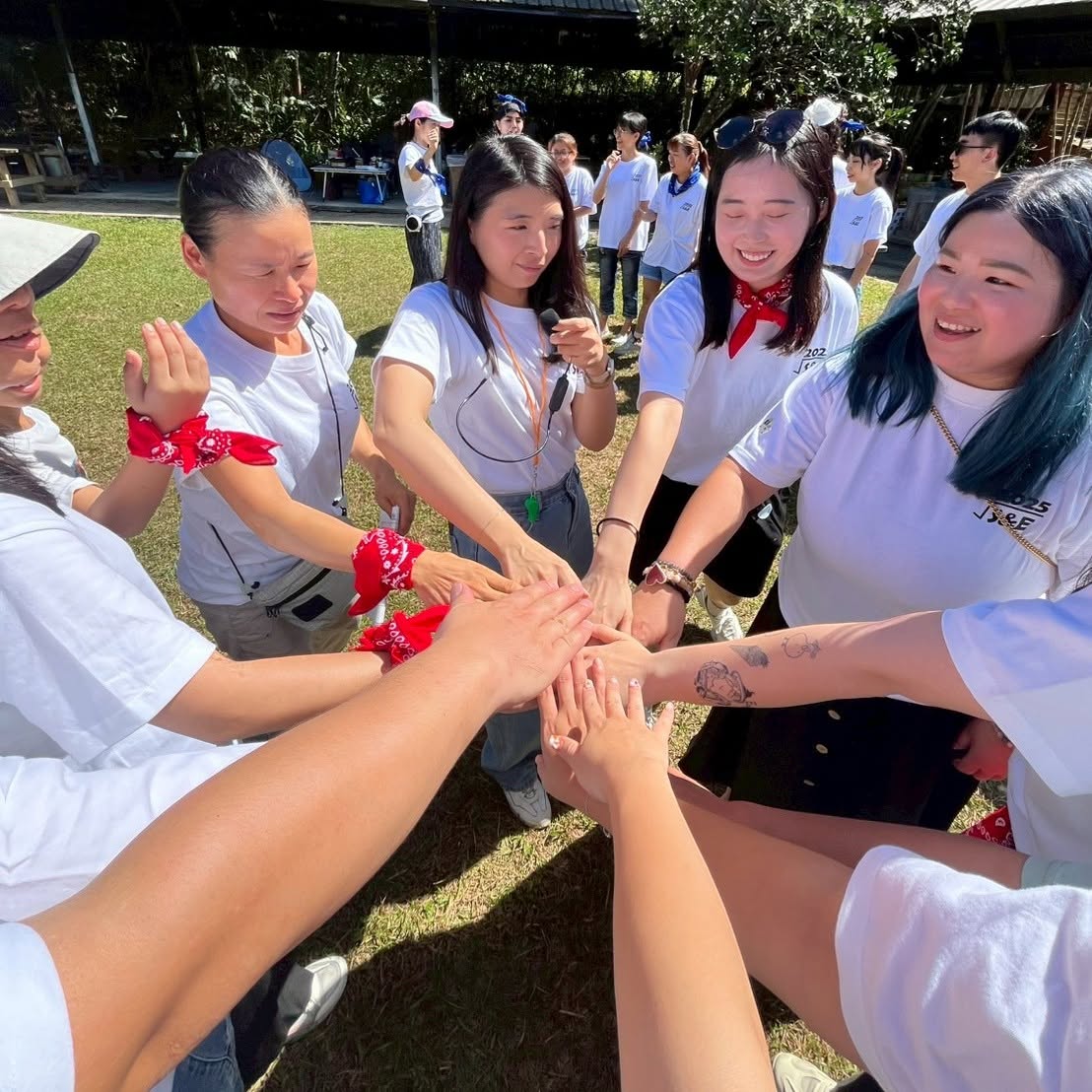 振鋒老師們在戶外活動中一起把手疊在中間